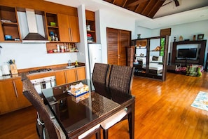2-Bedroom Villa | Essbereich im Zimmer