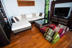 2-Bedroom Villa | Wohnbereich | Flachbildfernseher