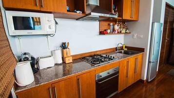 2-Bedroom Villa | Privat køkken | Køleskab/fryser i fuld størrelse, mikrobølgeovn, ovn, kogeplade