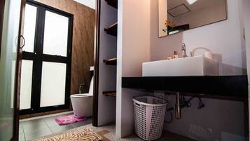 2-Bedroom Villa | Baño | Regadera y toallas