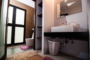 2-Bedroom Villa | Badrum | Dusch och handdukar