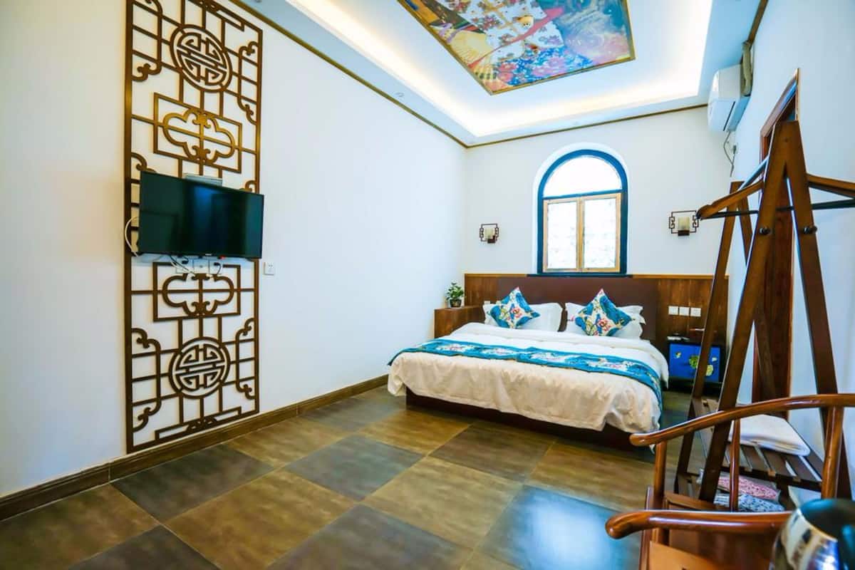 Desk, blackout curtains, free WiFi