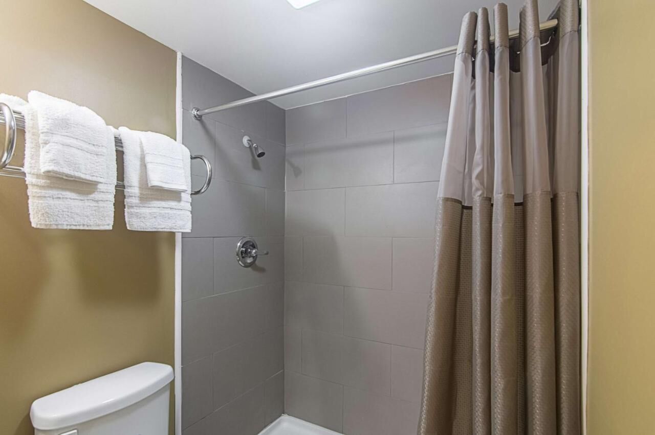 Ducha, artículos de tocador gratuitos, toallas