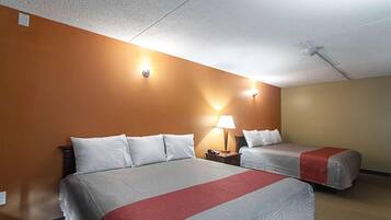 Zimmer, 2 Doppelbetten | Schreibtisch, kostenloses WLAN, Bettwäsche