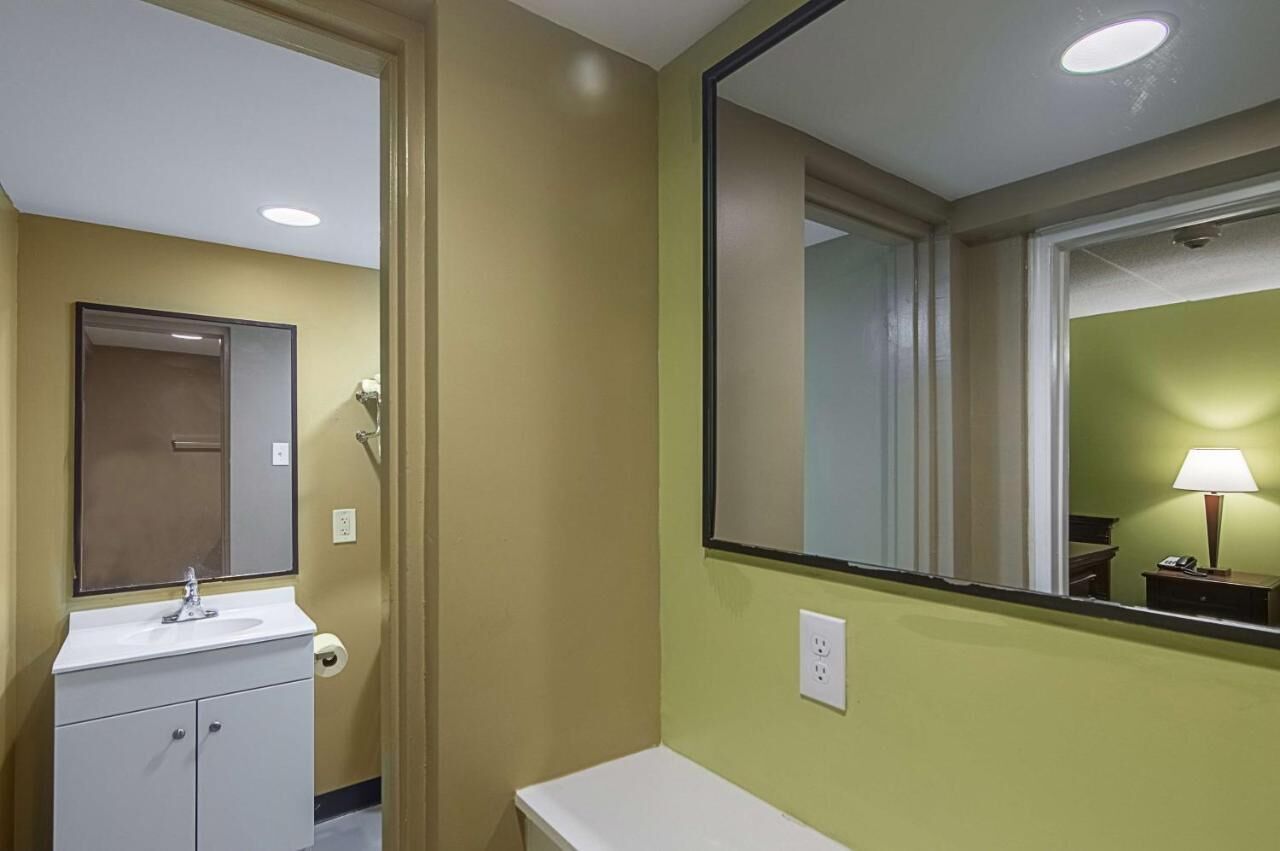 Chambre, 1 très grand lit | Salle de bain