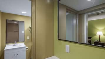 Zimmer, 1 King-Bett | Badezimmer | Dusche, kostenlose Toilettenartikel, Handtücher