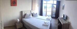 Deluxe kamer, 1 twee- of 2 eenpersoonsbedden, uitzicht op zee | Luxe beddengoed, een bureau, gratis babybedden, gratis wifi