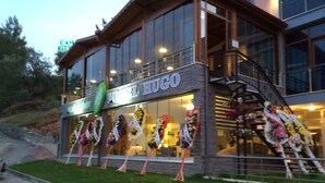 A hotel with a modern facade, a visible entrance, and a staircase leading to the entrance. - Hotel Hugo (Edremit)