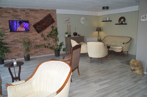 Lobby sitting area - Hotel Hugo (Edremit)