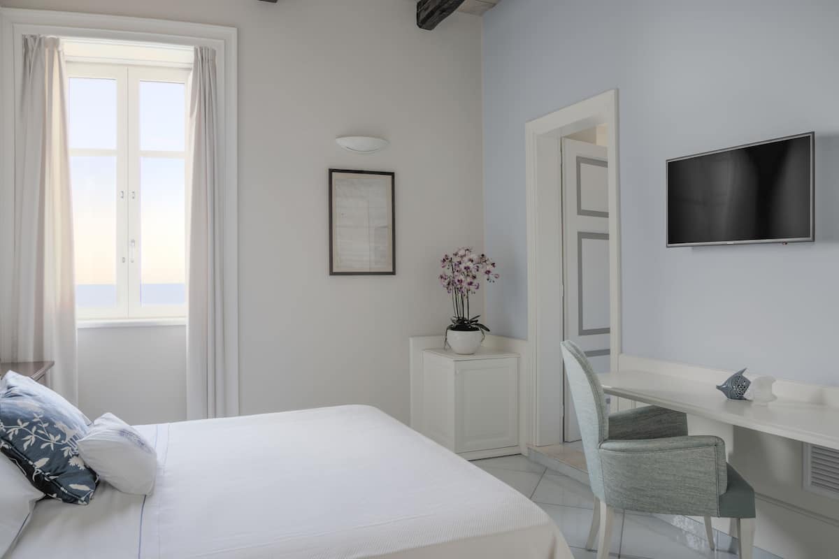 Deluxe tweepersoonskamer, 1 queensize bed, uitzicht op zee | Lakens van Egyptisch katoen, luxe beddengoed, donzen dekbedden