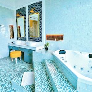 Suite Sugar with Sea View | Bathroom | Shower, free toiletries, towels