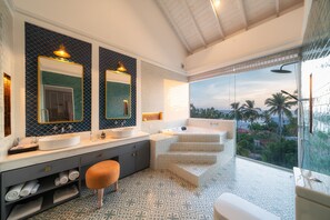Deluxe suite with sea view | Bathroom | Shower, free toiletries, towels - Triple O Six (Mirissa)