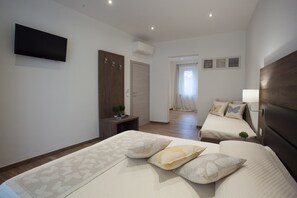 Junior-Vierbettzimmer, 2 Schlafzimmer, Nichtraucher, Stadtblick | Hochwertige Bettwaren, Zimmersafe, Schreibtisch, schallisolierte Zimmer