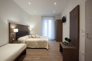 Junior Triple Room, 1 Bedroom, Non Smoking, City View | Premium bedding, in-room safe, desk, soundproofing - Magnifica Luxury Suites (Assisi)