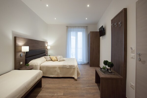 Junior-Dreibettzimmer, 1 Schlafzimmer, Nichtraucher, Stadtblick | Hochwertige Bettwaren, Zimmersafe, Schreibtisch, schallisolierte Zimmer