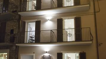 Fassade der Unterkunft â Abend/Nacht