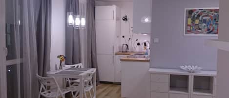 Refrigerador, placa de cocina, lavavajillas, cafetera/tetera