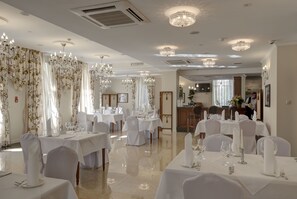 아침 식사, 점심 식사 및 저녁 식사 제공