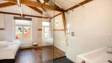 Loft Confort, 2 lits une place | Salle de bain | Douche, sĂšche-cheveux, serviettes fournies