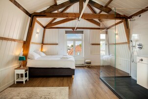 Tabla de planchar con plancha, wifi gratis y ropa de cama 