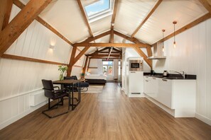 Loft Confort, 2 lits une place | Cuisine privée | Réfrigérateur, micro-ondes, four, plaque de cuisson