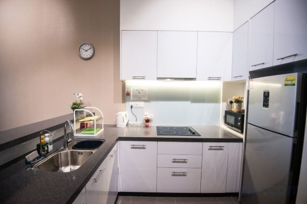 Private kitchen | Full-size fridge, microwave, stovetop, electric kettle