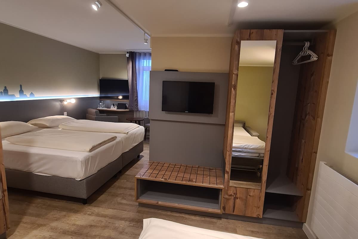 triple room | 1 bedroom, in-room safe, blackout curtains, soundproofing