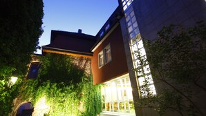 A building with a red facade, large windows, and a sloped roof. - Stadthotel Engel (Ettlingen)