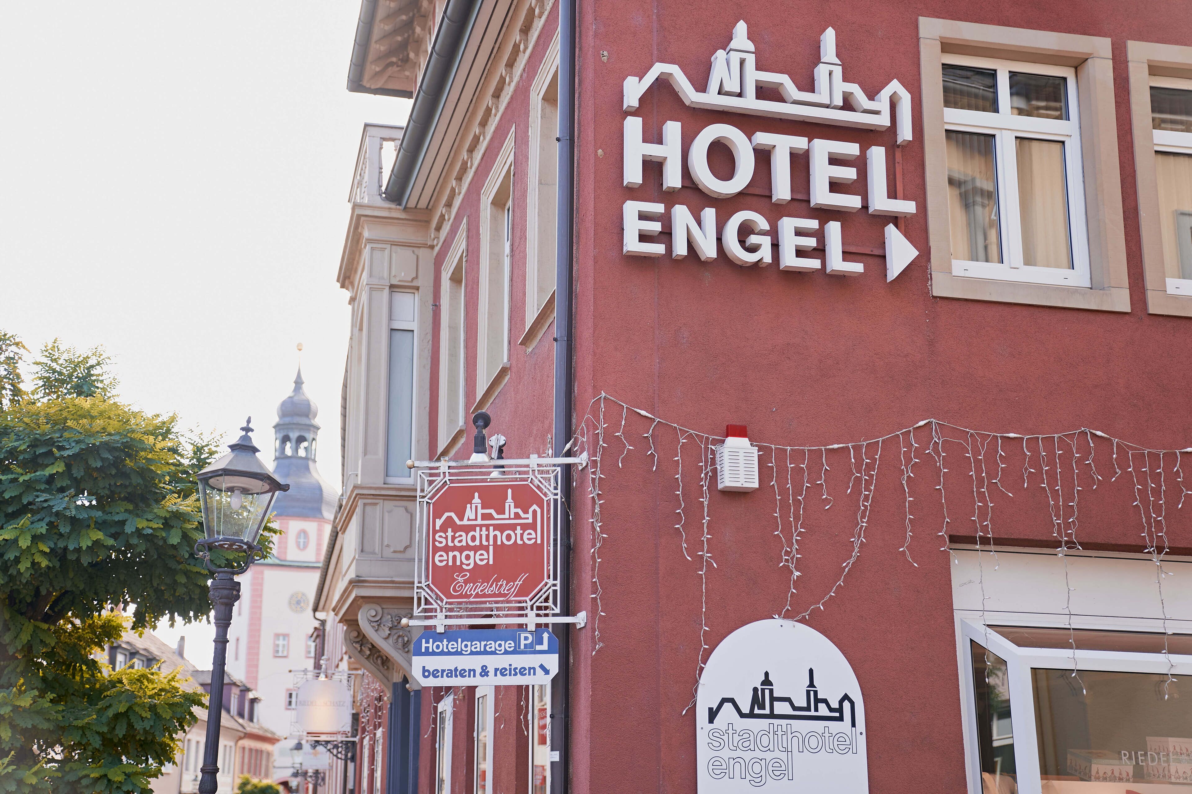 Un letrero de hotel con la inscripción 'HOTEL ENGEL' y una flecha direccional.