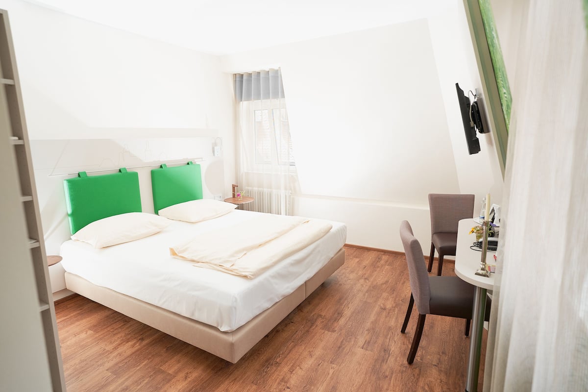 1 bedroom, in-room safe, blackout curtains, soundproofing