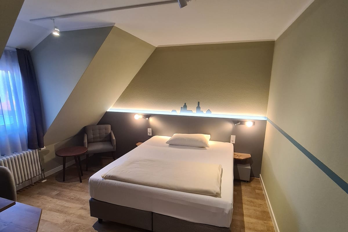 1 bedroom, in-room safe, blackout curtains, soundproofing
