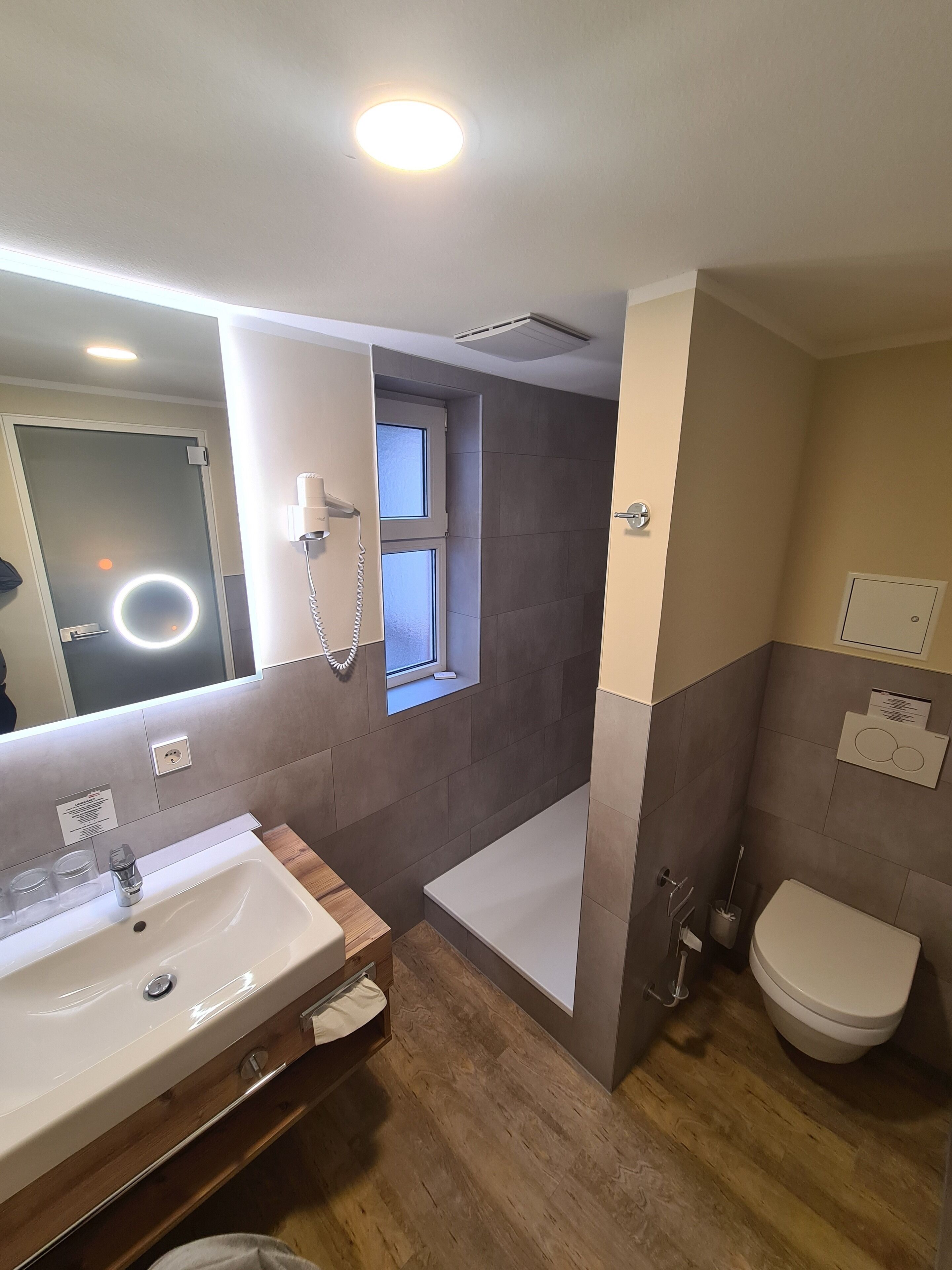 triple room | bathroom | free toiletries, hair dryer, towels