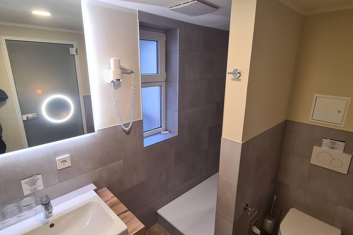 triple room | bathroom | free toiletries, hair dryer, towels