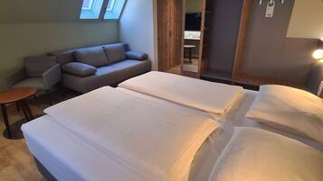 Triple Room | In-room safe, blackout drapes, soundproofing, cribs/infant beds