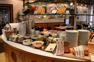 Desayuno buffet diario (EUR 15 por persona)