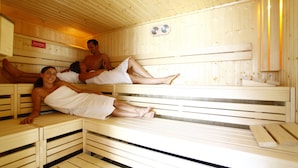 A sauna with wooden benches and benches with benches. - Stadthotel Engel (Ettlingen)