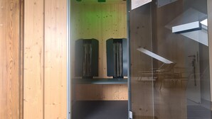 A wooden interior with a sign reading "PHYSIO THERM Infrarotkabinen". - Stadthotel Engel (Ettlingen)
