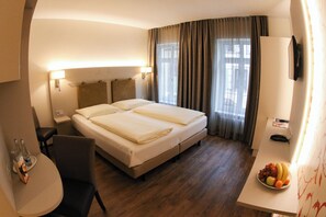 In-room safe, blackout drapes, soundproofing, cribs/infant beds - Stadthotel Engel (Ettlingen)