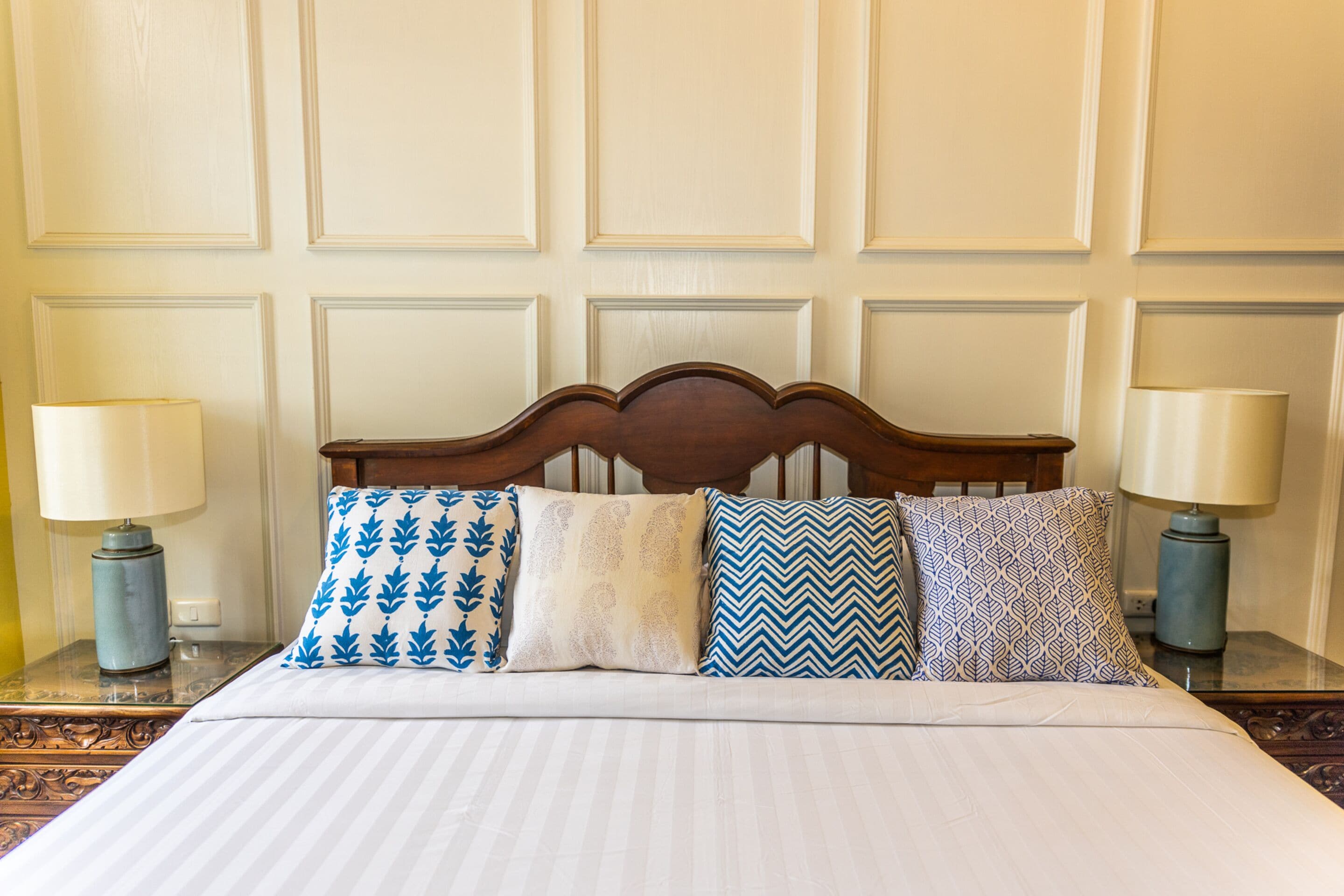 deluxe double room with living room and bathtub (five) | 1 bedroom, in-room safe, individually decorated, individually furnished