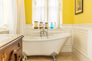 Deluxe Double Room with Living Room and Bathtub (FIVE) | Bathroom - Baan2459 Heritage House (Bangkok)