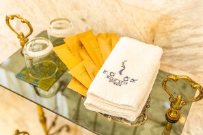 Artículos de higiene personal gratuitos, secador de pelo y albornoces