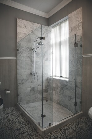 Deluxe Twin Room with Bathtub (FOUR) | Ducha del cuarto de baño