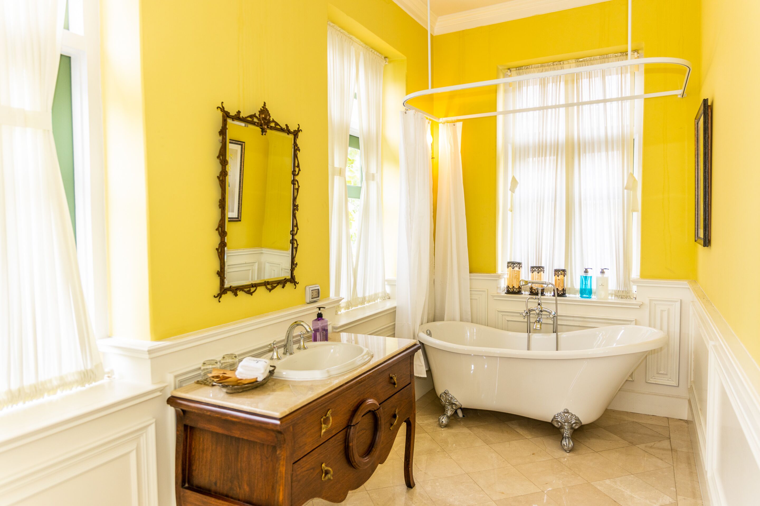 deluxe double room with living room and bathtub (five) | bathroom | free toiletries, hair dryer, bathrobes, towels