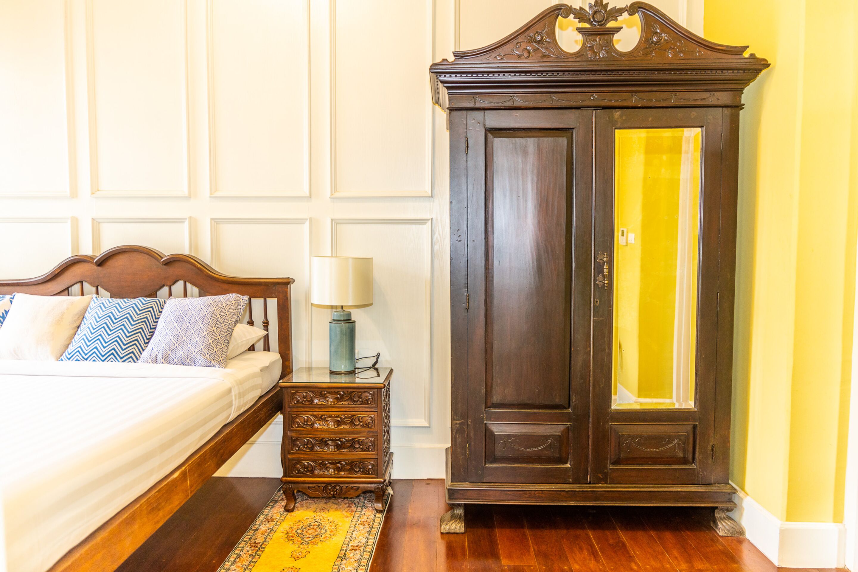 deluxe double room with living room and bathtub (five) | 1 bedroom, in-room safe, individually decorated, individually furnished