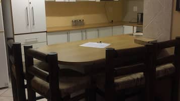 Full-sized fridge, microwave, oven, stovetop