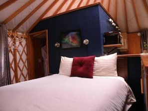 Phòng, phòng tắm riêng (Aurora Nites Yurt) | Bàn, truy cập Internet không dây miễn phí