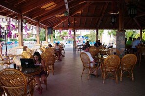 Petit déjeuner, déjeuner et dîner servis sur place