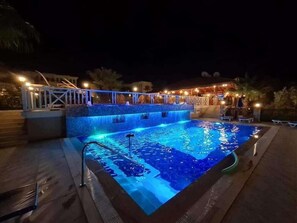 2 piscines extérieures, parasols de plage, chaises longues
