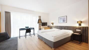 迷你吧、客房内保险箱、办公桌、免费婴儿床