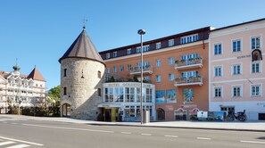 A historic tower with a modern hotel adjacent to it. - Hotel Goldene Rose (Brunico)
